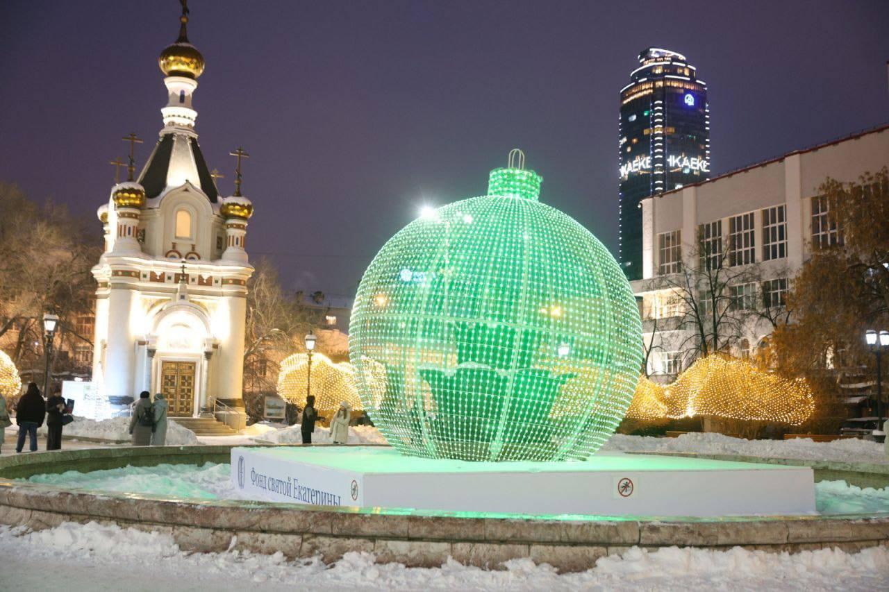 В центре появился многометровый мультимедийный новогодний шар - Фото 1