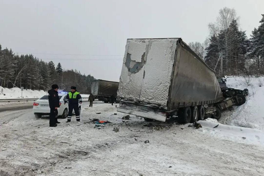 На Пермском тракте водители двух фур, объезжая ДТП, вылетели с дороги - Фото 1