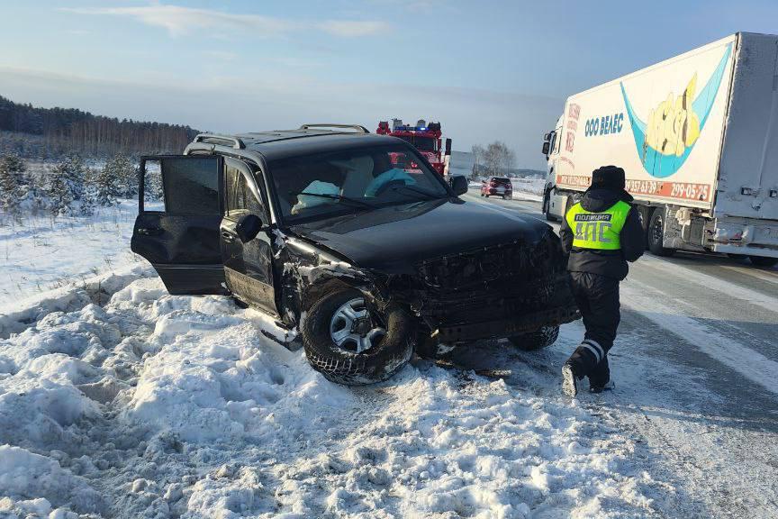 На Тюменском тракте водитель «Lexus» снес «Lada», где пострадали четыре человека - Фото 1