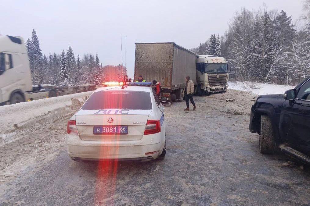 На Пермском тракте из-за ДТП полностью остановилось движение в сторону Екатеринбурга - Фото 1