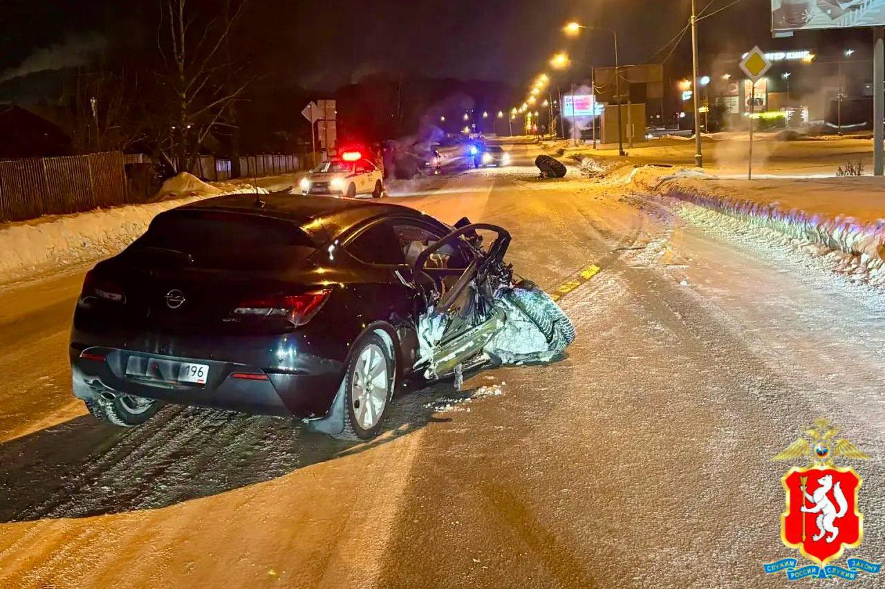 В Полевском водитель «Opel» влетел в трактор. Пострадали два человека - Фото 1