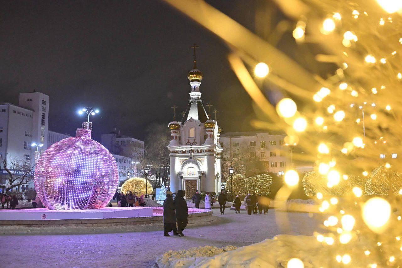 Подарки, уличные фрески и вертеп в сердце Екатеринбурга: рассказываем, как Урал встречает Рождество Христово - Фото 1