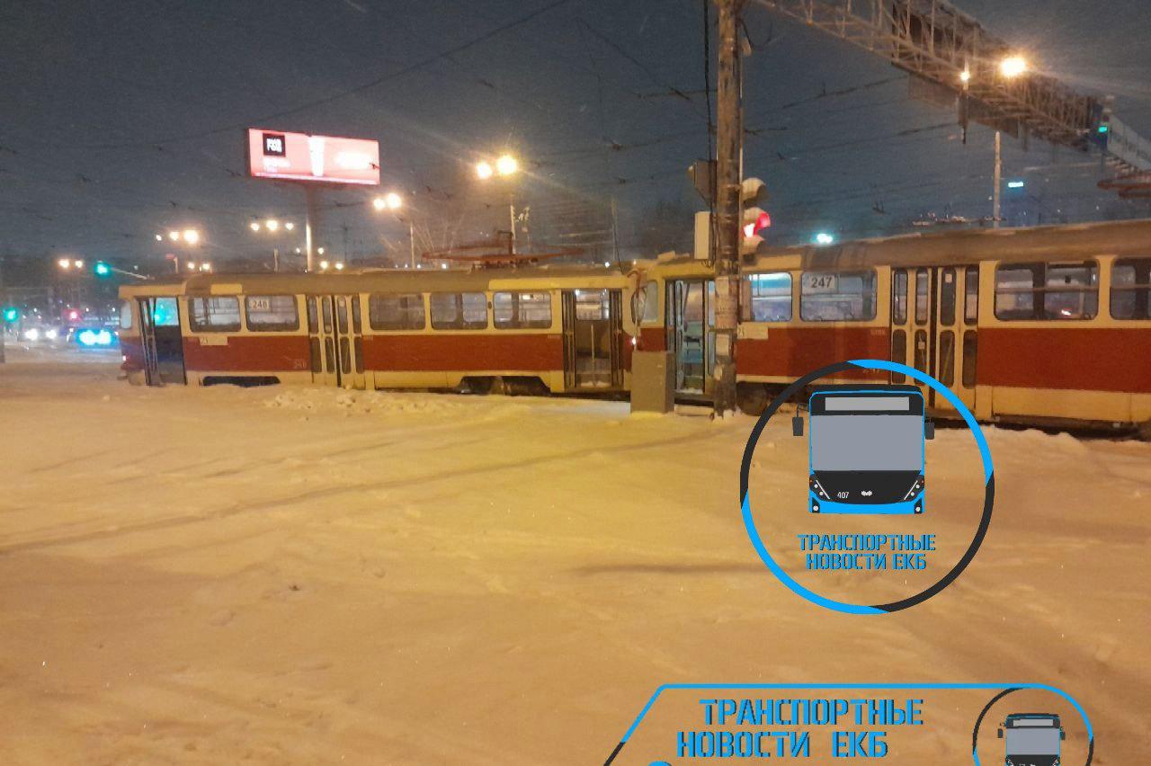 В Екатеринбурге на Челюскинцев трамвай сошел с рельсов - Фото 1