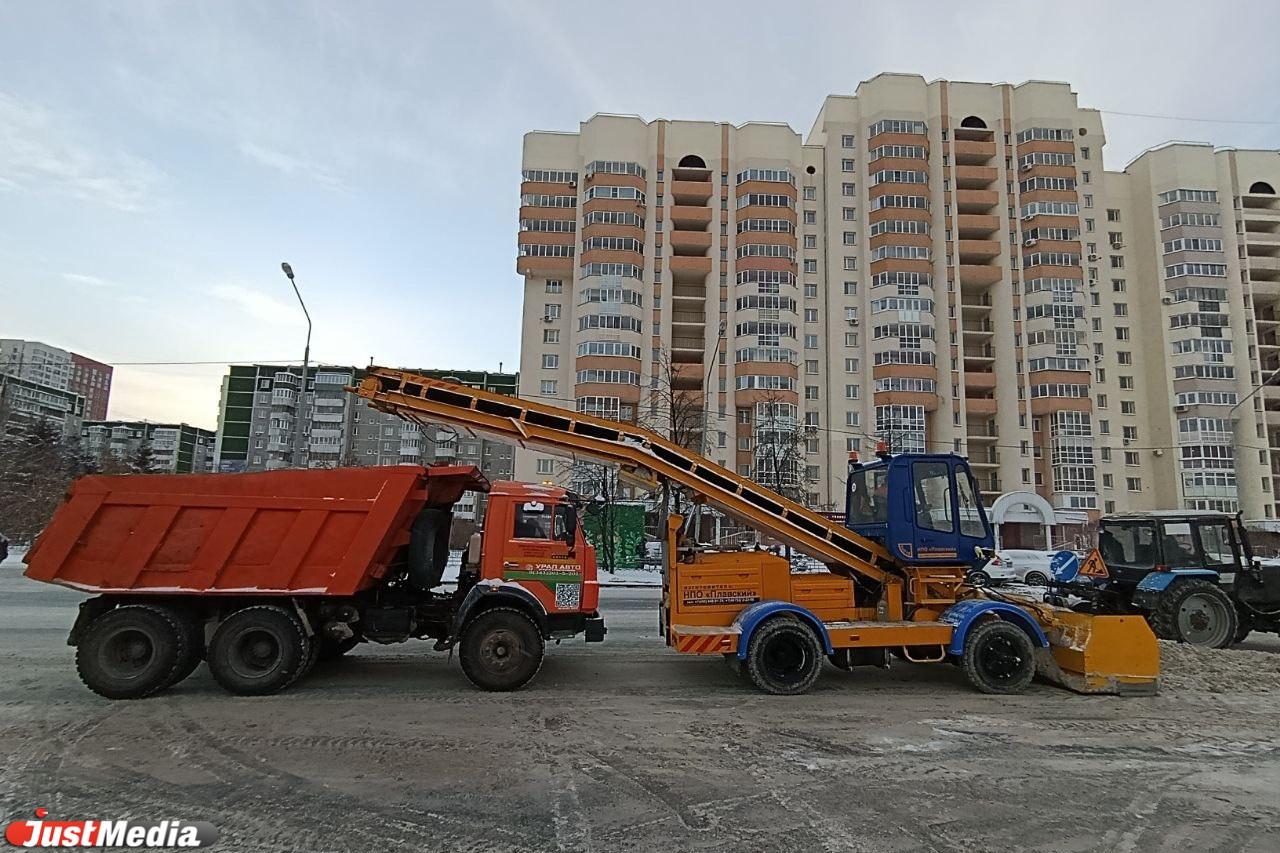 Больше 250 снегоуборщиков очищали свердловские трассы после снегопада - Фото 1