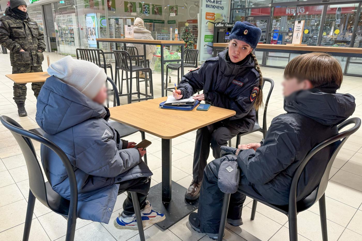 Полицейские Екатеринбурга за праздники задержали более 80 подростков, нарушавших комендантский час - Фото 1