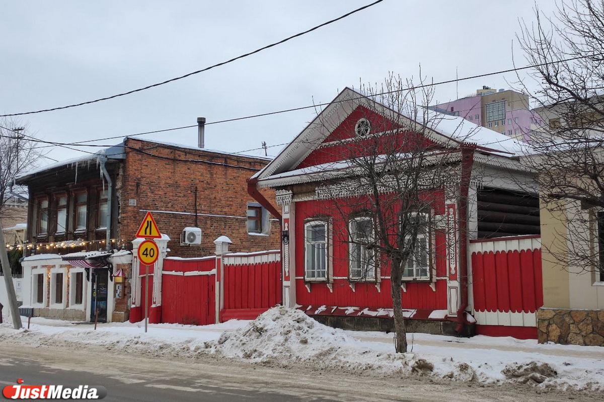 Часть старинного дома Топоркова в центре Екатеринбурга вывезли на свалку - Фото 1