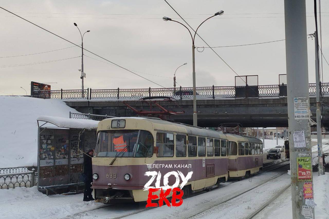 В Екатеринбурге на ВИЗе из-за сломанного вагона остановилось движение трамваев - Фото 1