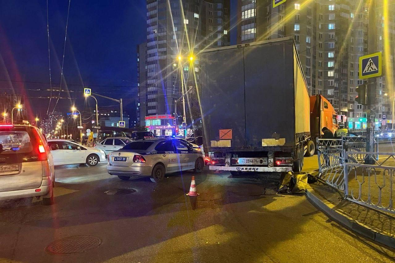 Пешеход попала под колеса автомобиля в Нижнем Тагиле, перебегая дорогу на красный свет - Фото 1