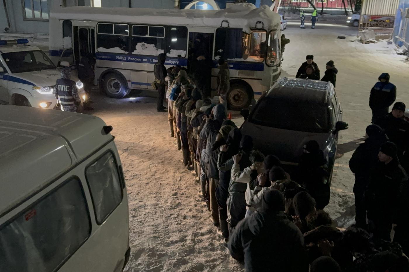 В Екатеринбурге на хладокомбинате полицейские задержали более 80 мигрантов - Фото 1