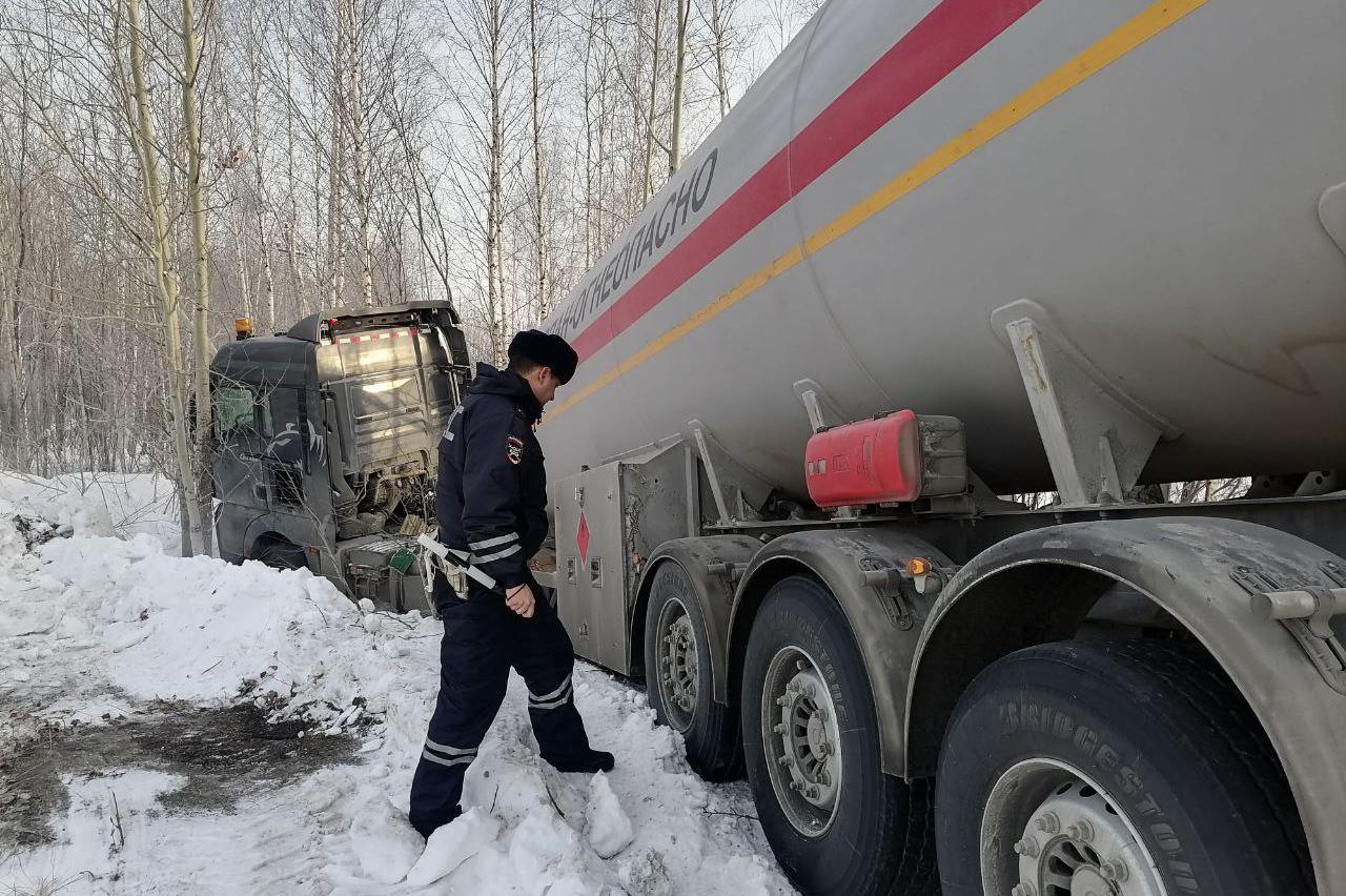 Под Серовом большегруз с пропаном вылетел с дороги и врезался в дерево - Фото 1