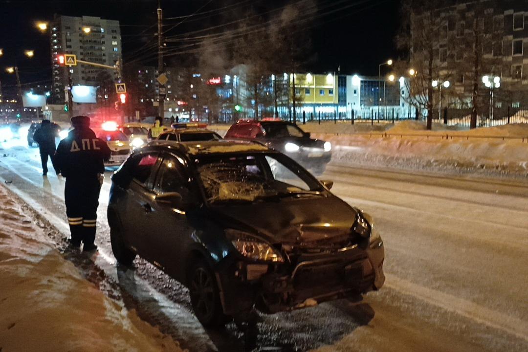 Пешеход попала под колеса автомобиля в Нижнем Тагиле, перебегая дорогу на красный свет - Фото 1