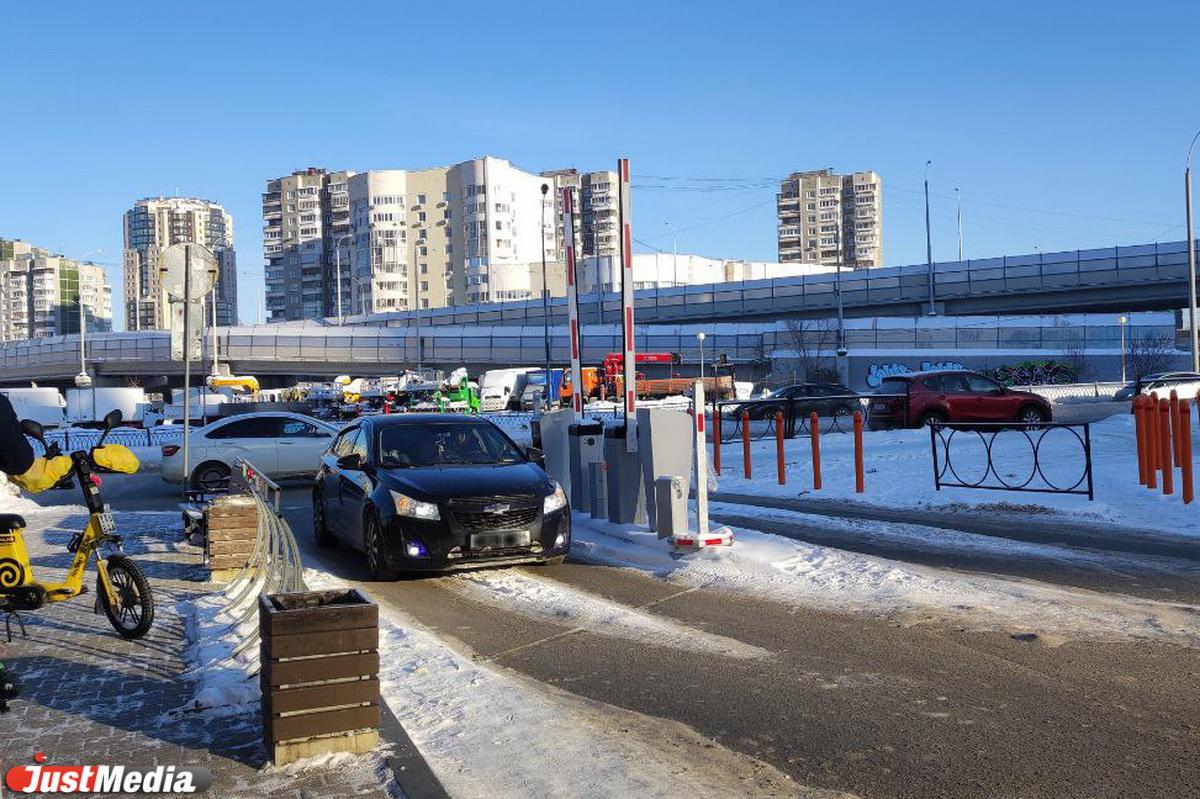 На въездах на парковку ТРЦ «Фан Фан» установили шлагбаумы - Фото 1