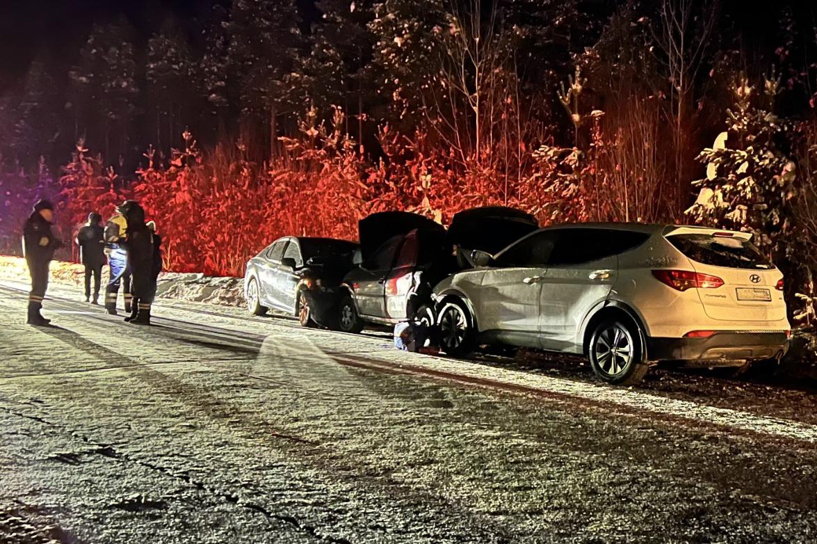 Под Ивделем 70-летний мужчина на Toyota остановился помочь другому водителю и погиб в ДТП - Фото 1