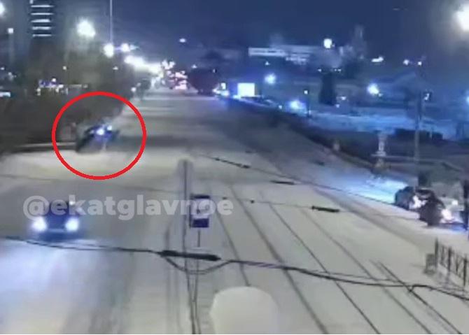 В Екатерибурге дрифтер на BMW снес ограждение на мосту на Куйбышева - Фото 1