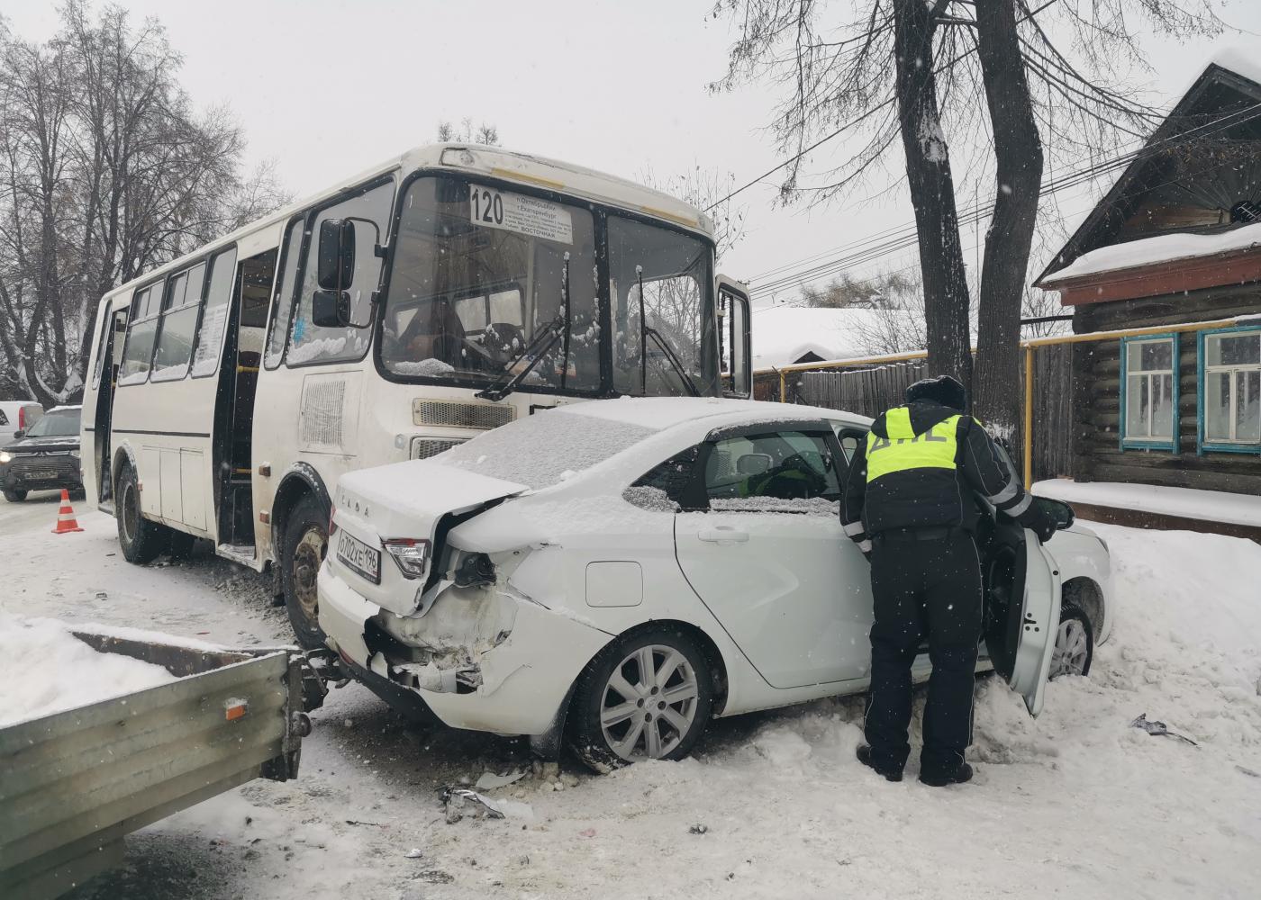 В Березовском водитель автобуса столкнулся с КАМАЗом и легковушкой - Фото 1