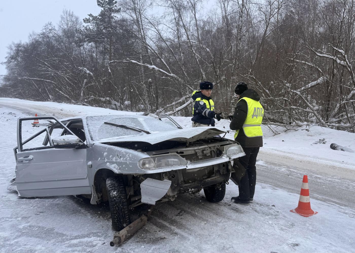 21-летний свердловчанин на ВАЗе вылетел через лобовое в результате столкновения с иномаркой - Фото 1