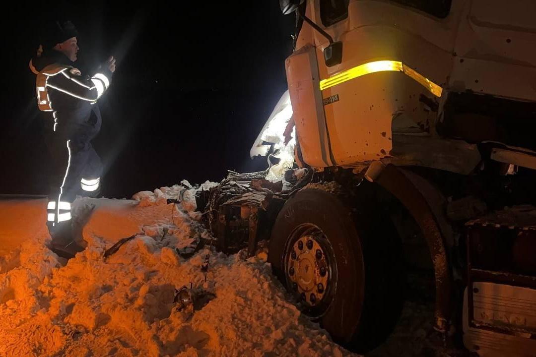 Дальнобойщик погиб в результате столкновения трех грузовиков на Тюменском тракте - Фото 1