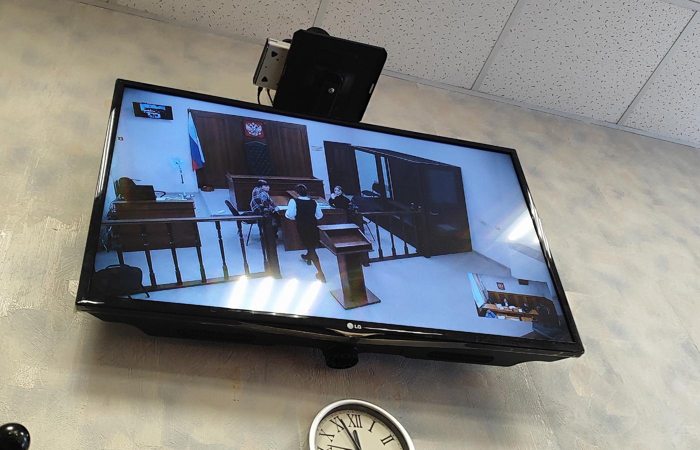 Бабушка Дениса Аллаярова на суде подтвердила, что внук помогал ей деньгами - Фото 1