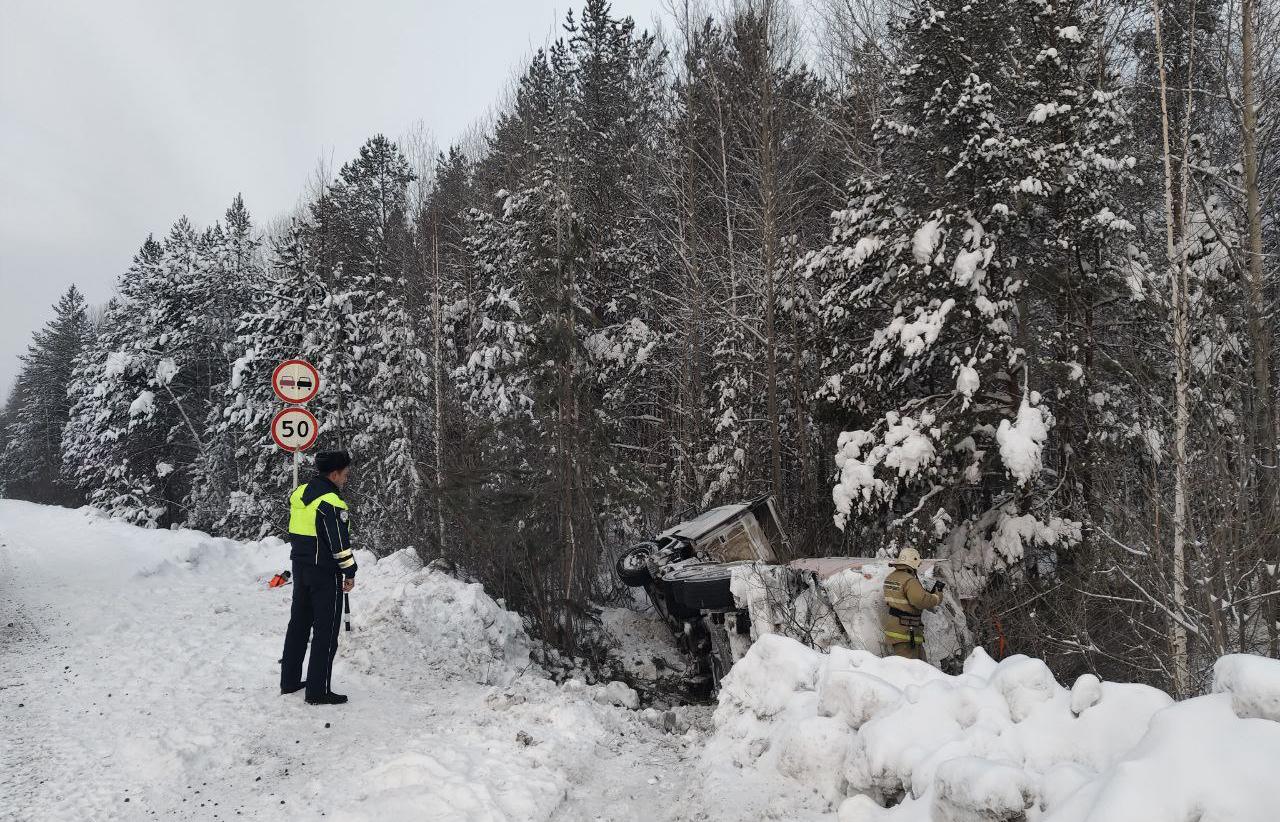 Под Сосьвой перевернулась фура с дизельным топливом - Фото 1