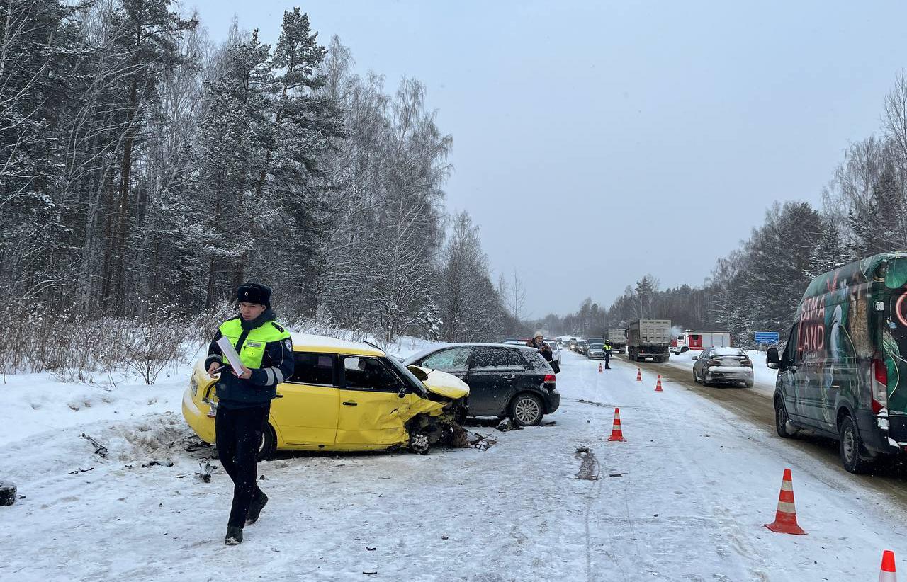 Под Верхней Пышмой женщина-водитель «Шкоды» вылетела на встречку, где в ДТП пострадал ее годовалый ребенок - Фото 1