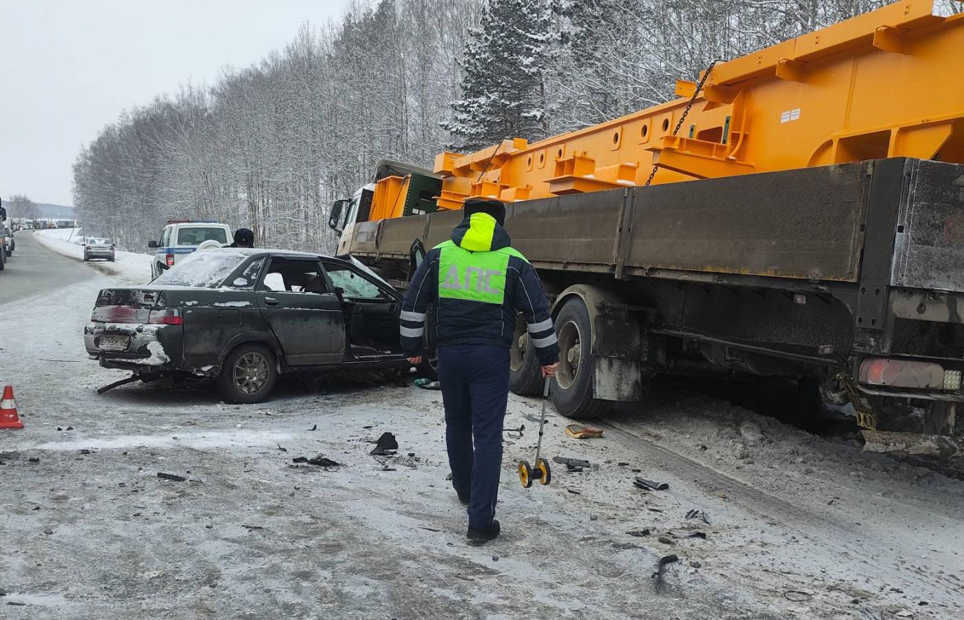На Тюменском тракте, залетев под грузовик, погиб водитель «десятки»  - Фото 1