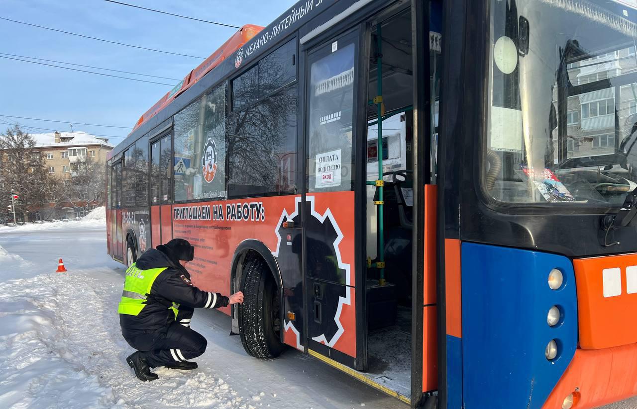 В Каменске-Уральском водитель автобуса сбил 80-летнюю бабушку, переходившую на зеленый - Фото 1