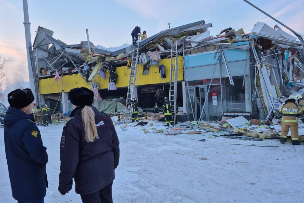 В Новосибирске из-под завалов рухнувшей в ТЦ крыши достали двух женщин  - Фото 1