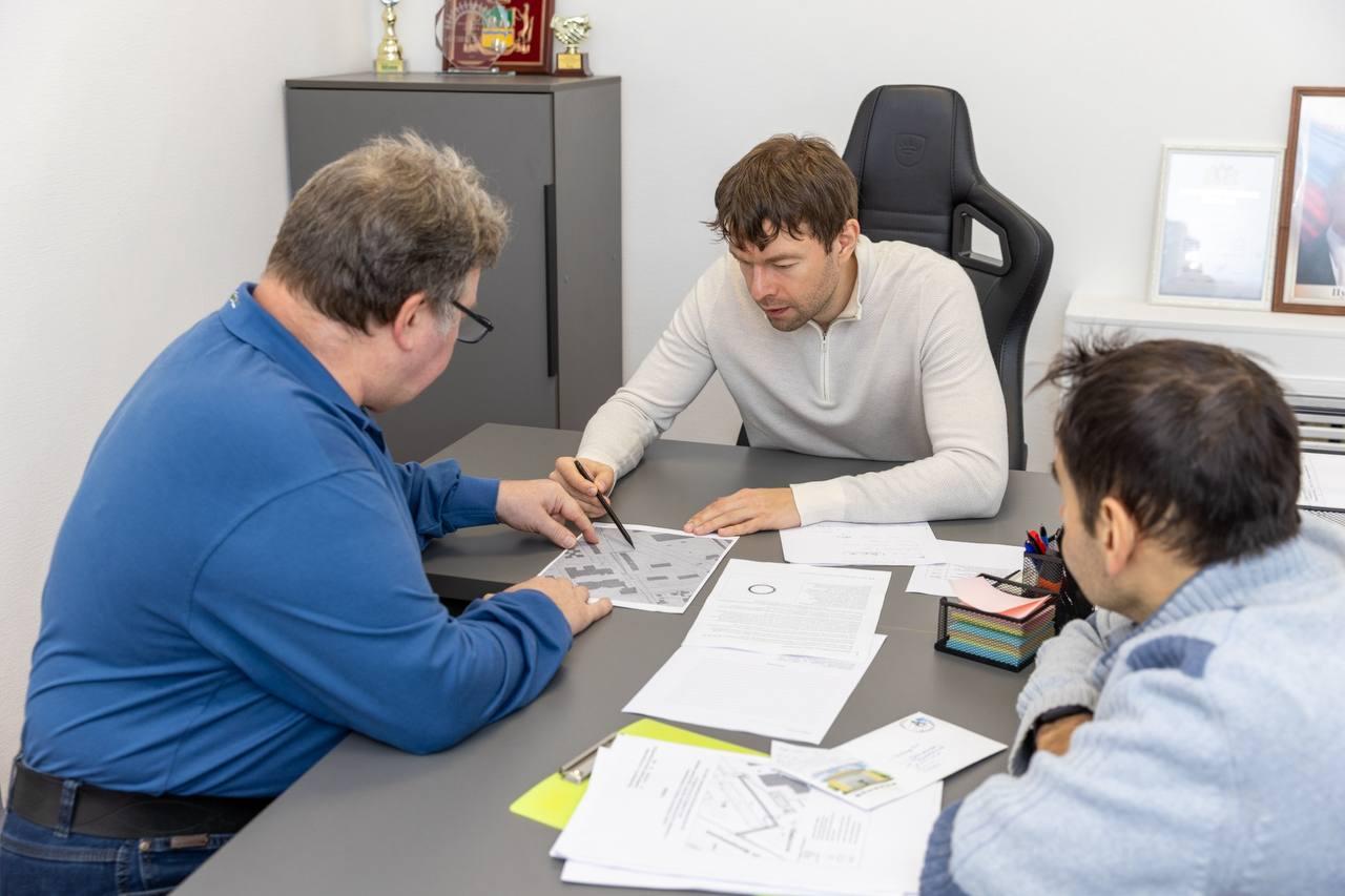 Жители Екатеринбурга пожаловались Алексею Вихареву на неудачный пандус поликлиники на Саперов - Фото 1