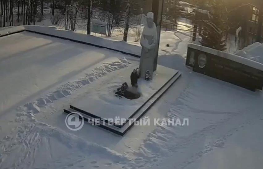 В Серове женщина затушила венком Вечный огонь - Фото 1