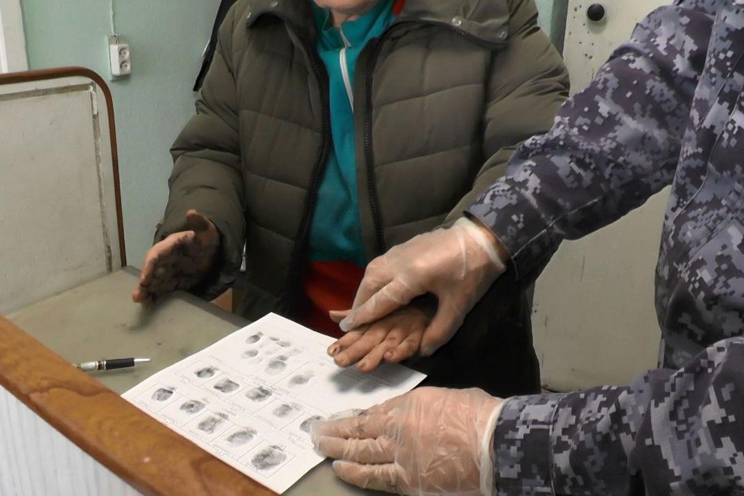 Полицейские задержали женщину, которая затушила Вечный огонь в Серове - Фото 1