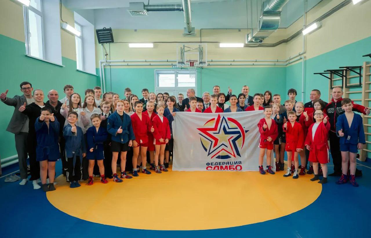 В школе №4 Невьянска появился комфортный зал для занятий самбо - Фото 1
