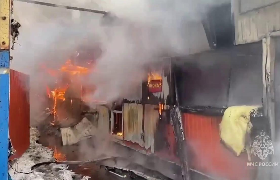 В Верхней Пышме на площади 400 кв. метров горит ПВЗ Ozon - Фото 1