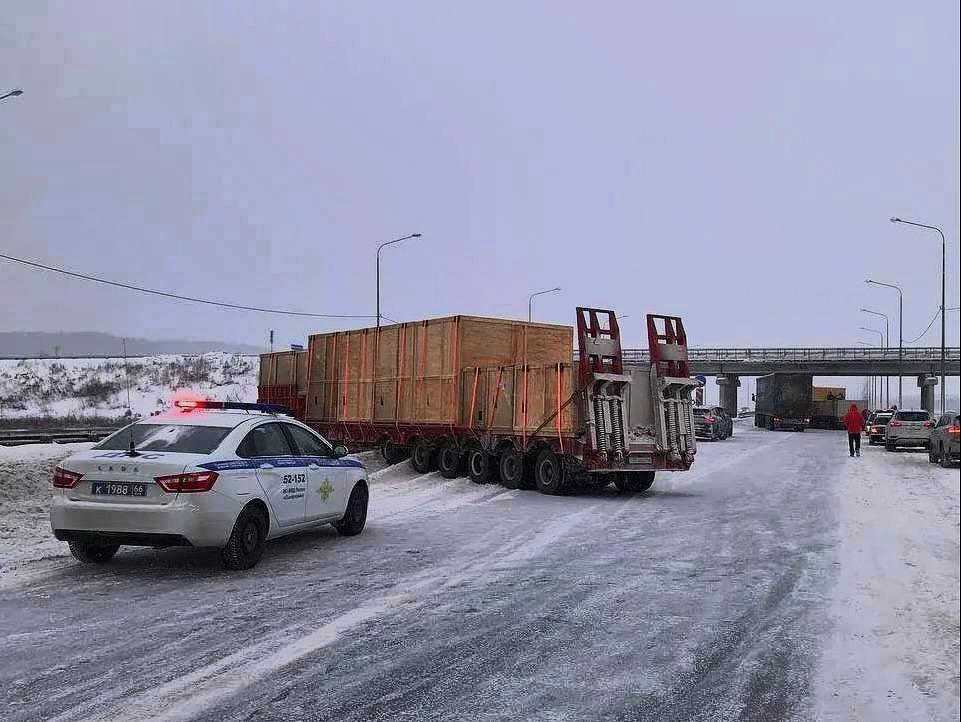 Две фуры перегородили Челябинский тракт в районе Патрушей - Фото 1