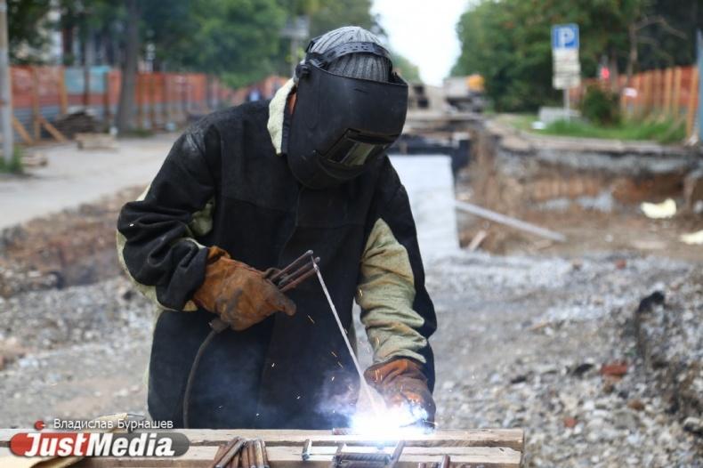 На Урале суд оштрафовал коммунальщика, получившего оплату из бюджета за отремонтированный жителями водовод - Фото 1