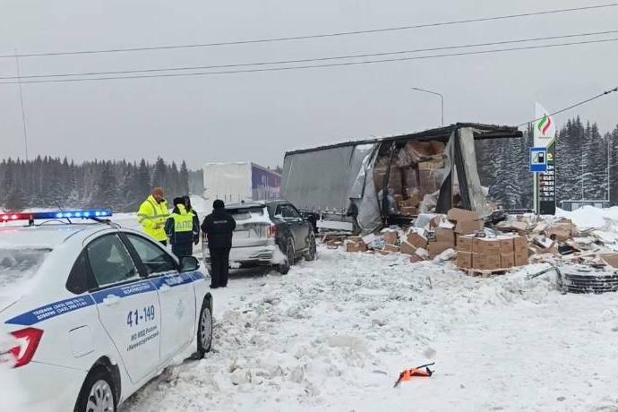 Шесть фур столкнулись на Пермском тракте в Нижнесергинском районе - Фото 1