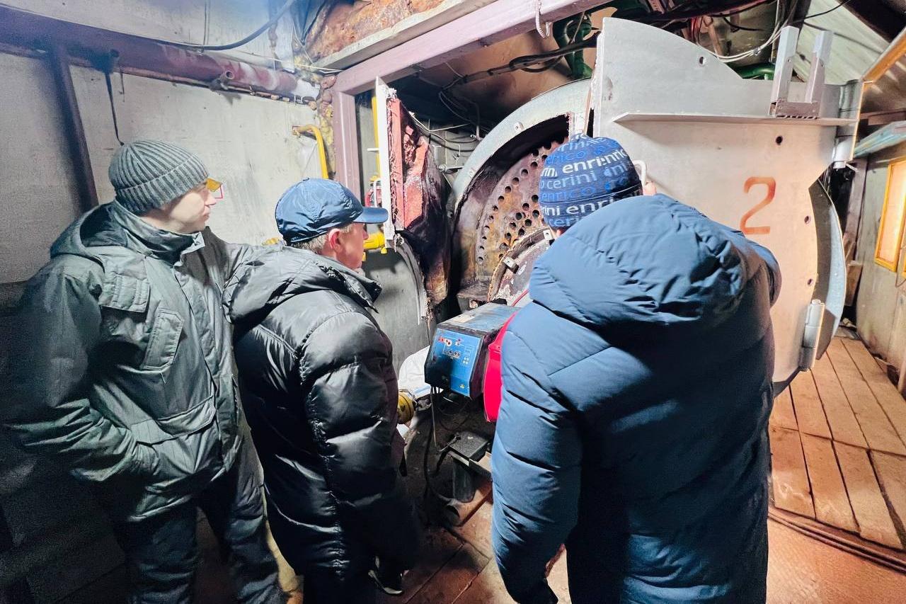 Бригада из Нижнего Тагила, запчасти из Ивделя, министр из Екатеринбурга. Как восстанавливают тепло в Кушве - Фото 1