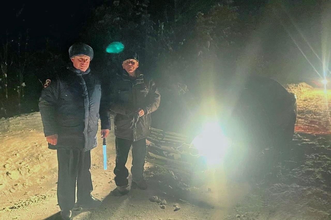 Инспекторы ДПС спасли деда и внука, замерзавших на свердловской трассе - Фото 1