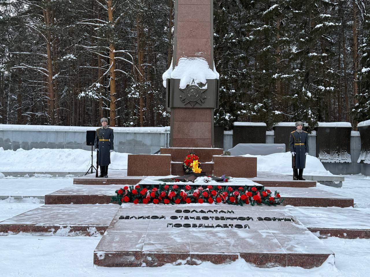 В Екатеринбурге около 200 человек почтили память участников Сталинградской битвы - Фото 1