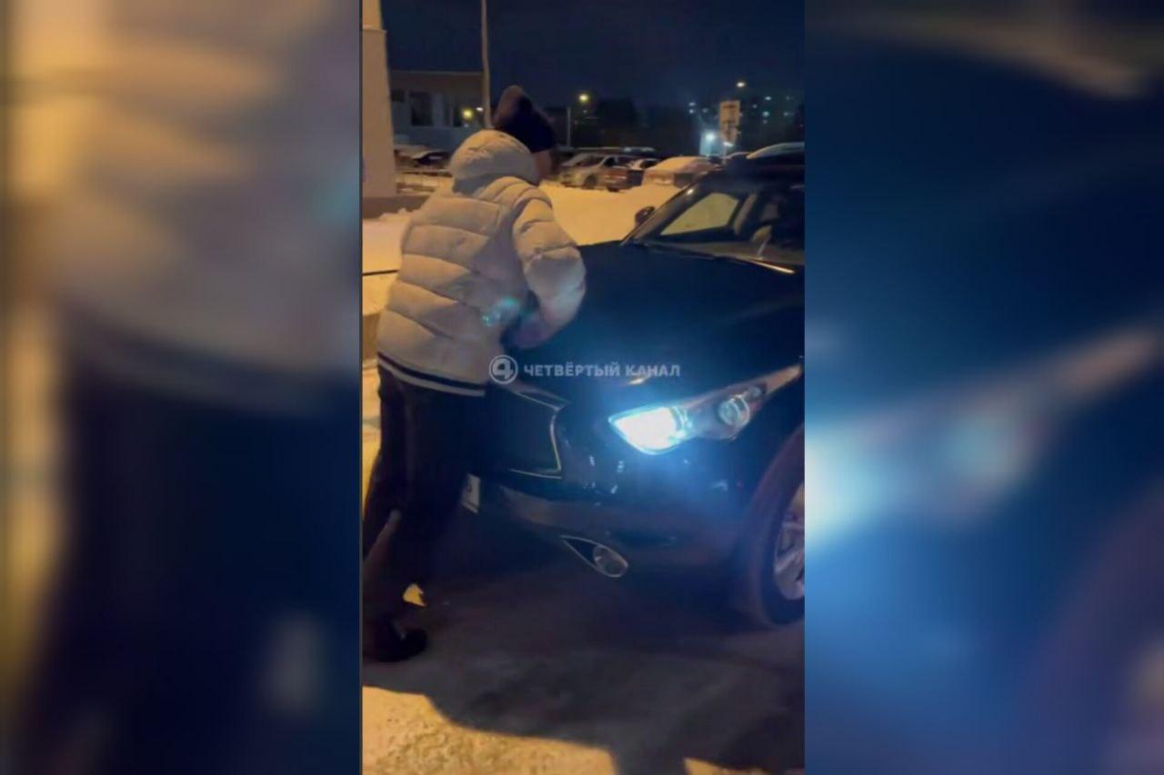 Автохам на Infinity сломал шлагбаум, чтобы припарковаться в закрытом дворе на ЖБИ. ВИДЕО - Фото 1