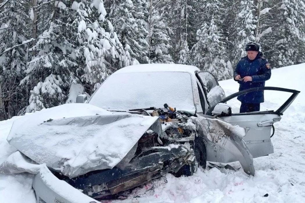 Один человек пострадала в лобовом столкновении легковушек на Серовском тракте - Фото 1