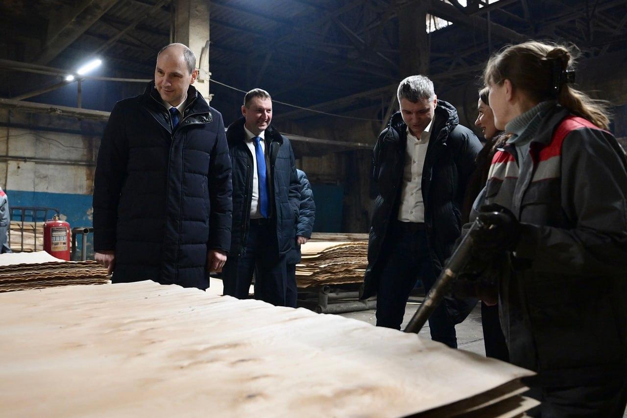 Денис Паслер обсудил с руководством Тавдинского фанерно-плитного комбината увеличение объемов продукции - Фото 1