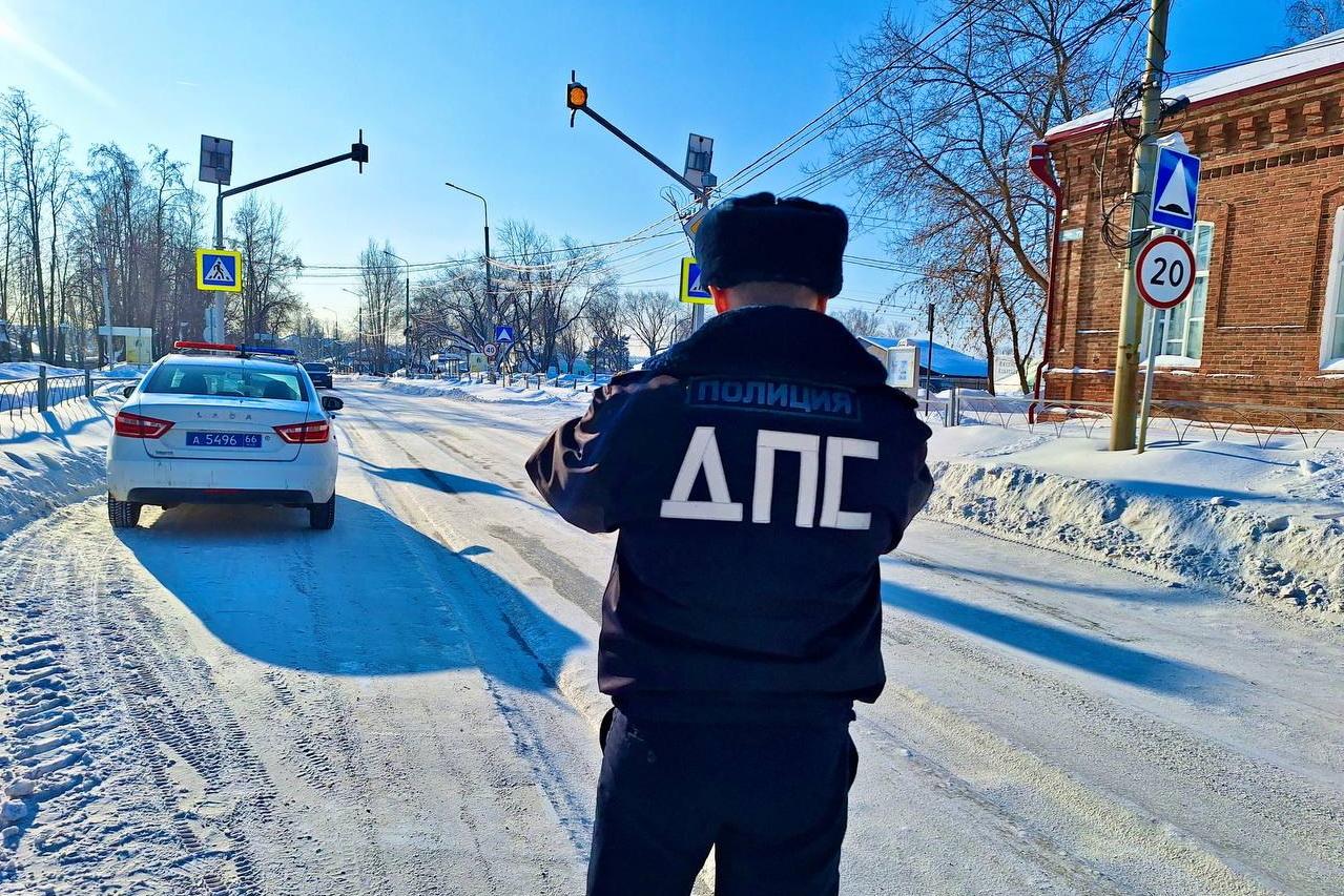 ГИБДД перекрыла улицу в Алапаевске из-за неубранного снега - Фото 1