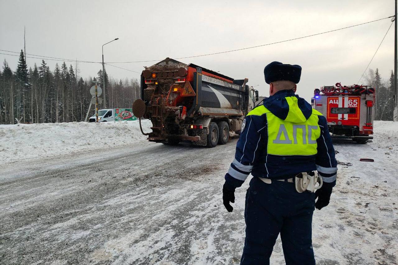 Семь попавших в ДТП автомобилей заблокировали дорогу. ГИБДД восстановила хронологию аварий на Пермском тракте - Фото 1