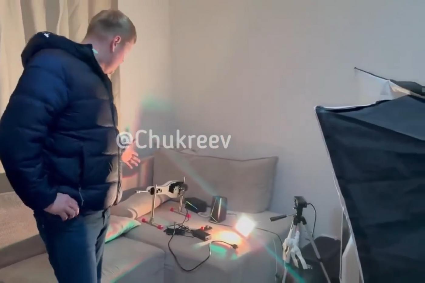 Силовики нагрянули в четырехэтажную порно-студию в элитном квартале Екатеринбурга - Фото 1