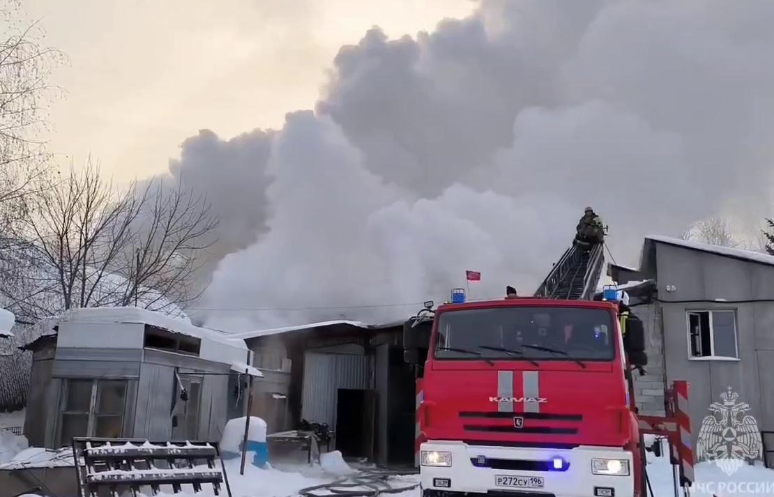 В Екатерибурге на площади 900 кв. метров горел ангар в промзоне на Контролёров - Фото 1
