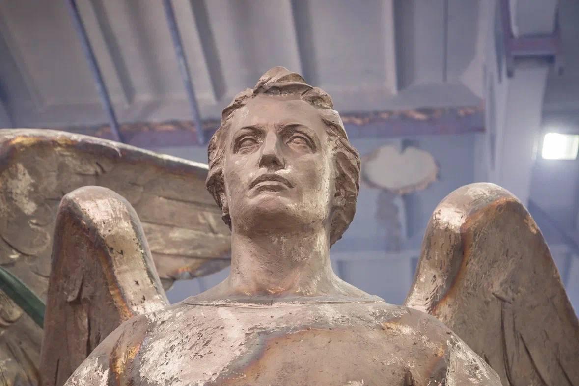 Иван Штырков и бойцы клуба «Архангел Михаил» проинспектировали процесс создания новой скульптуры для Екатеринбурга - Фото 1