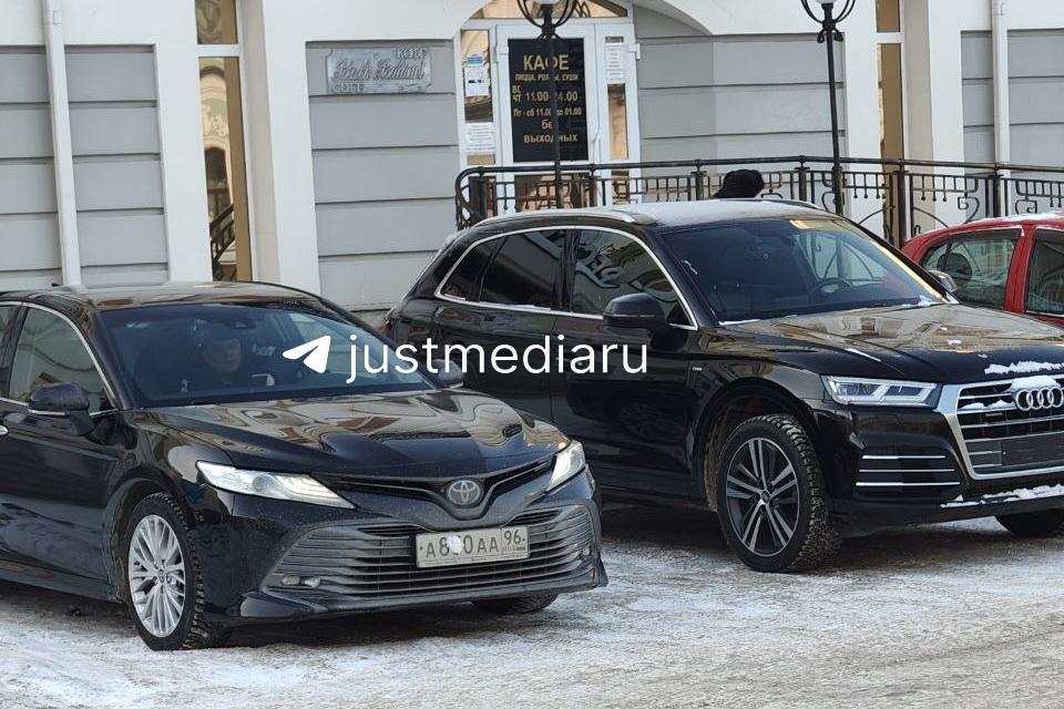 В Екатеринбурге слуга народа скрыл госномер машины, чтобы не платить за парковку - Фото 1