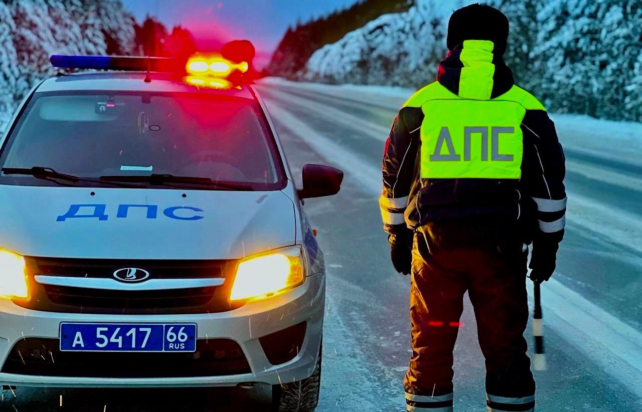 Из-за гололедицы и снегопадов ГАИ просит свердловских водителей воздержаться от поездок - Фото 1