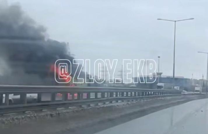 Пламя высотой три метра: возле Кольцово загорелась «Газель». - Фото 1