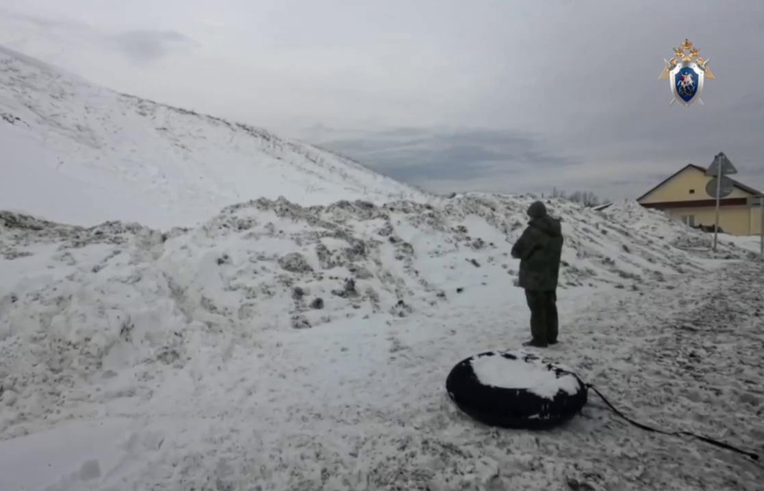 Глава СКР взял на контроль дело по факту гибели двоих детей на горке в селе Сылва - Фото 1